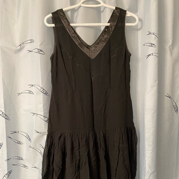 Black V shaped tank dresses - Picture 1 of 6
